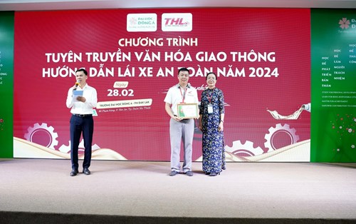 Sinh viên Đại học Đông Á PH Đắk Lắk cùng chương trình hướng dẫn lái xe an toàn & thay nhớt miễn phí